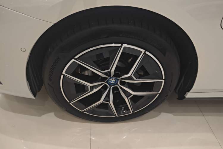 Used BMW i5 2024 eDrive 35L Luxury Model with M Sport Package Left Front Wheel Hub