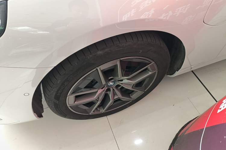 Used BMW i5 2024 eDrive 35L Luxury Package Left Front Wheel Hub