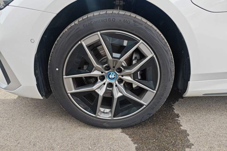 Used BMW i5 2024 eDrive 35L Luxury Package Left Front Wheel Hub