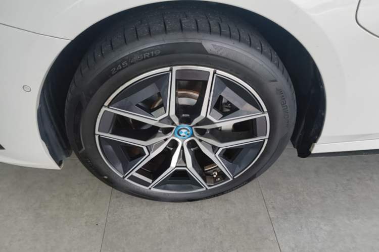 Used BMW i5 2024 eDrive 35L M Sport Package Left Front Wheel Hub
