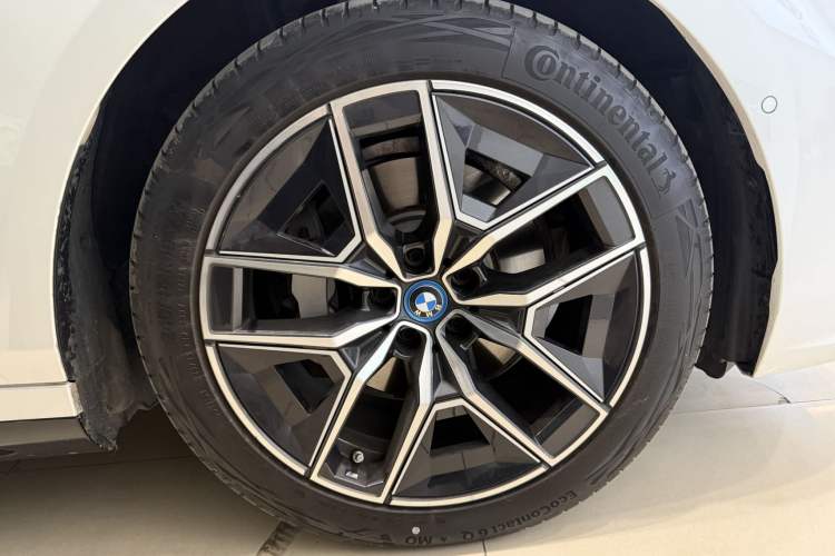 Used BMW i5 2024 eDrive 35L Luxury Model with M Sport Package Left Front Wheel Hub