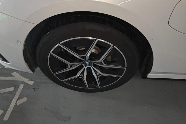 Used BMW i5 2024 eDrive 35L M Sport Package Left Front Wheel Hub