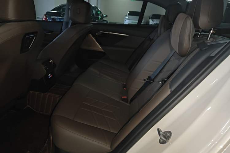 Used BMW i5 2024 eDrive 35L M Sport Package Left Rear Seat