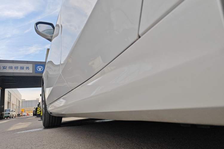 Used BMW i5 2024 eDrive 35L Luxury Package Left Side Sill