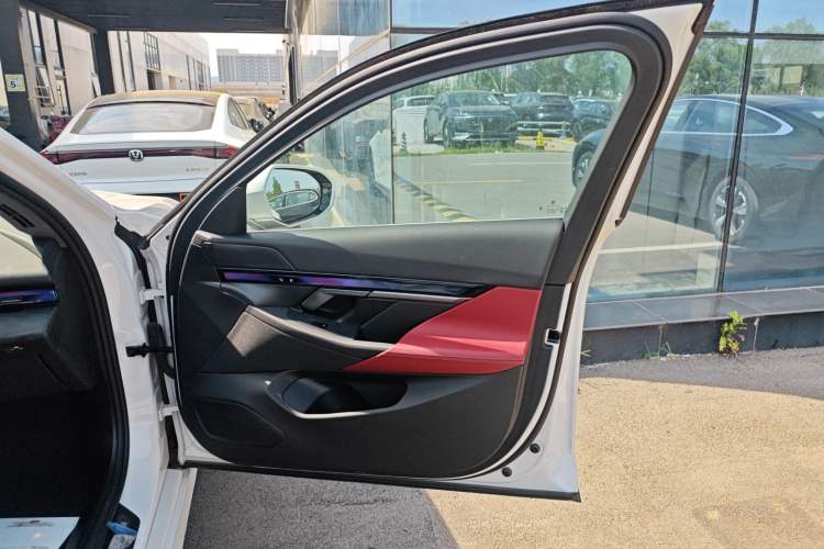 Used BMW i5 2024 eDrive 35L Luxury Package Right Front Door Interior