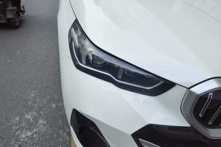 Used BMW i5 2024 eDrive 35L Luxury Model with M Sport Package Right Front Headlight