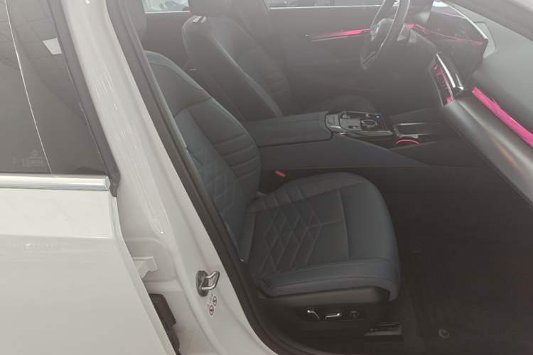 Used BMW i5 2024 eDrive 35L Luxury Model with M Sport Package Right Front Seat