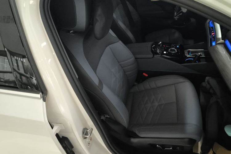 Used BMW i5 2024 eDrive 35L Luxury Model with M Sport Package Right Front Seat
