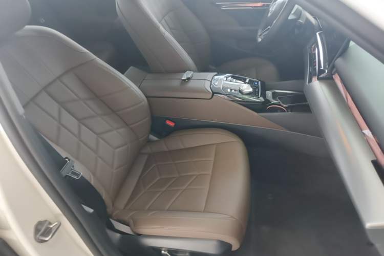 Used BMW i5 2024 eDrive 35L M Sport Package Right Front Seat