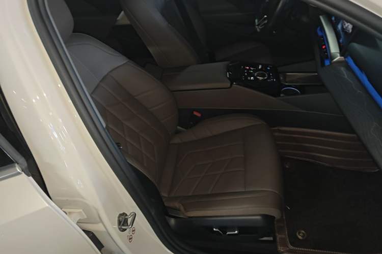 Used BMW i5 2024 eDrive 35L M Sport Package Right Front Seat