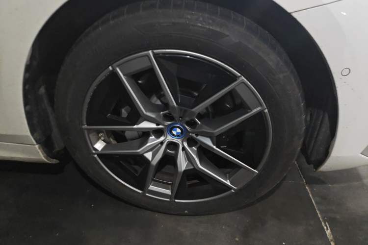 Used BMW i5 2024 eDrive 35L Luxury Package Right Front Wheel Hub