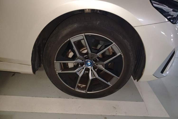 Used BMW i5 2024 eDrive 35L Luxury Package Right Front Wheel Hub