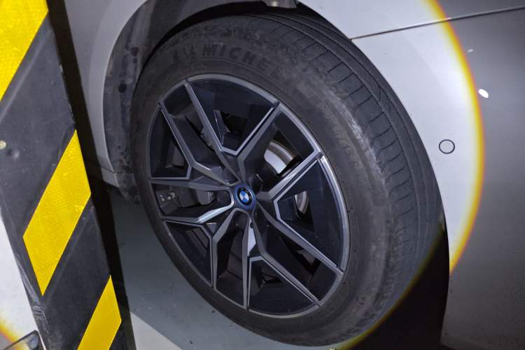 Used BMW i5 2024 eDrive 35L M Sport Package Right Front Wheel Hub