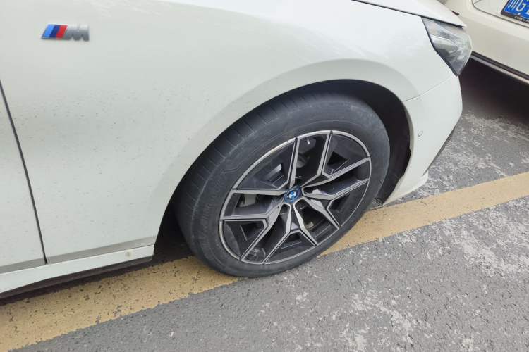 Used BMW i5 2024 eDrive 35L Luxury Model with M Sport Package Right Front Wheel Hub