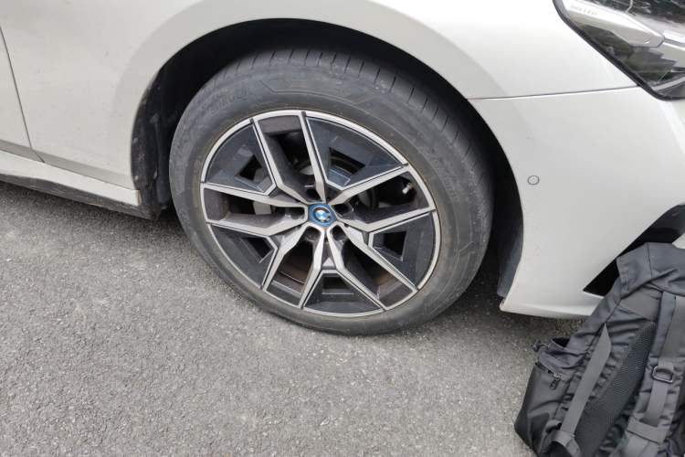 Used BMW i5 2024 eDrive 35L M Sport Package Right Front Wheel Hub