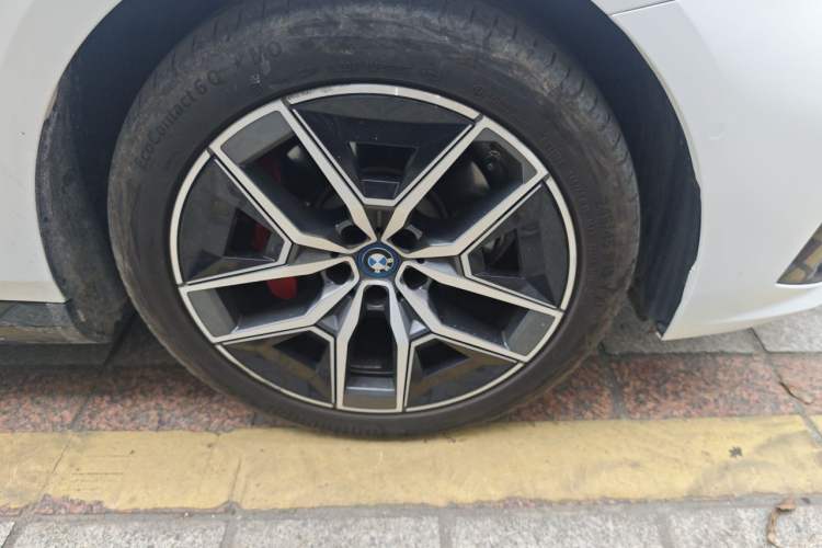 Used BMW i5 2024 eDrive 35L M Sport Package Right Front Wheel Hub