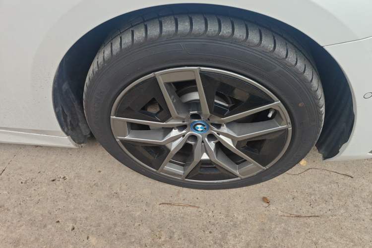 Used BMW i5 2024 eDrive 35L Luxury Package Right Front Wheel Hub