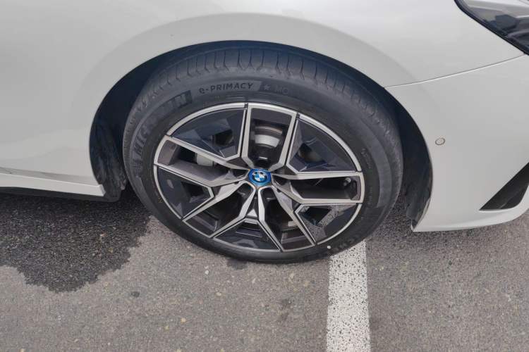 Used BMW i5 2024 eDrive 35L Luxury Model with M Sport Package Right Front Wheel Hub
