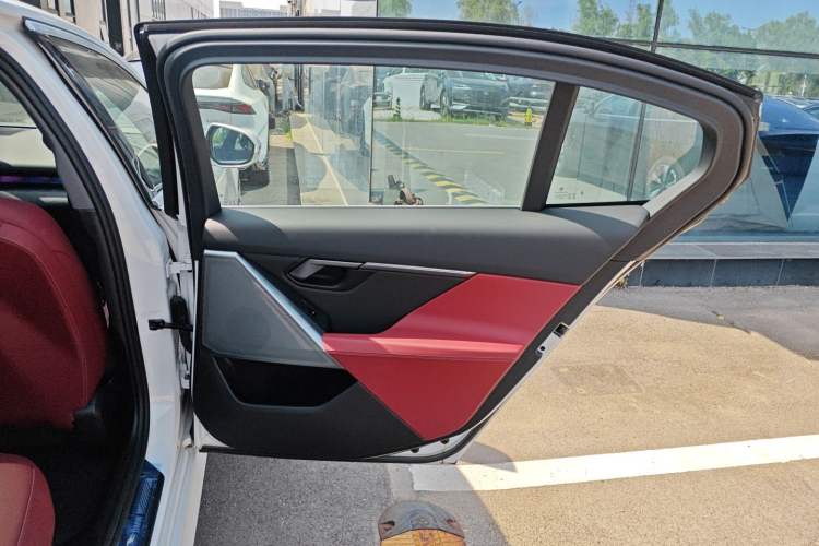 Used BMW i5 2024 eDrive 35L Luxury Package Right Rear Door Interior