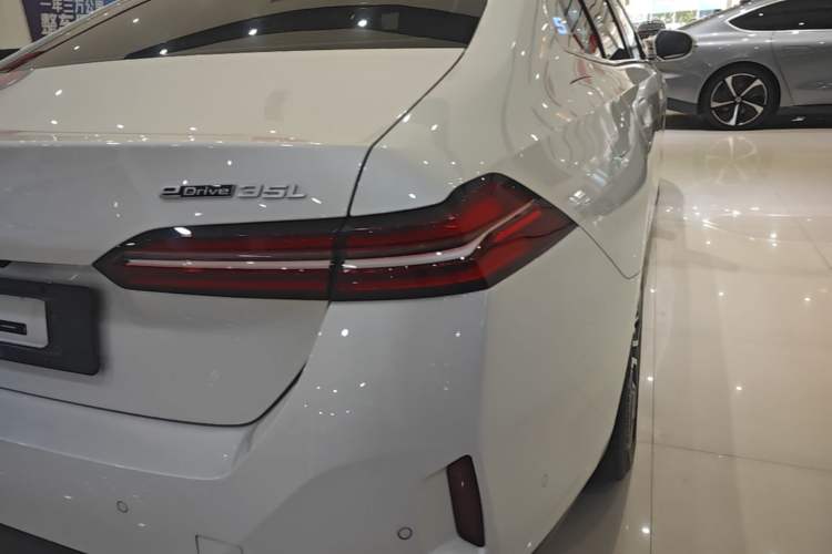 Used BMW i5 2024 eDrive 35L Luxury Model with M Sport Package Right Rear Taillight