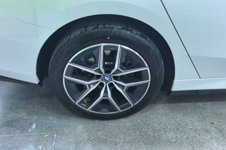 Used BMW i5 2024 eDrive 35L Luxury Model with M Sport Package Right Rear Wheel Hub