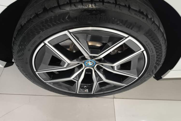 Used BMW i5 2024 eDrive 35L Luxury Model with M Sport Package Right Rear Wheel Hub
