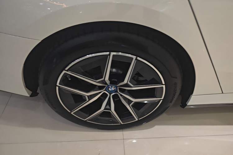 Used BMW i5 2024 eDrive 35L Luxury Model with M Sport Package Right Rear Wheel Hub