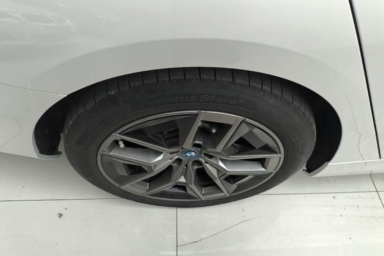 Used BMW i5 2024 eDrive 35L Luxury Package Right Rear Wheel Hub
