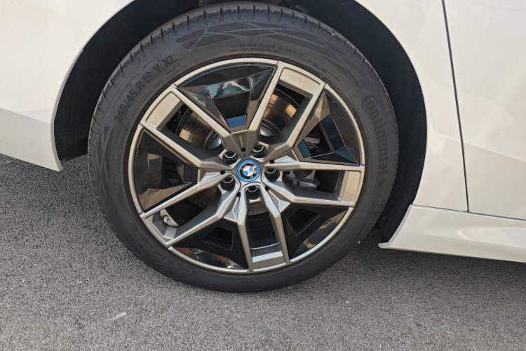 Used BMW i5 2024 eDrive 35L Luxury Package Right Rear Wheel Hub