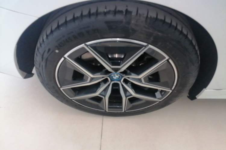 Used BMW i5 2024 eDrive 35L Luxury Model with M Sport Package Right Rear Wheel Hub