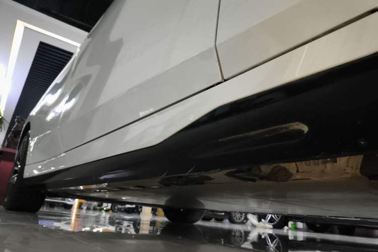Used BMW i5 2024 eDrive 35L Luxury Model with M Sport Package Right Side Sill