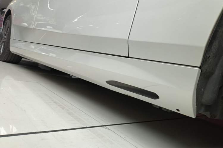 Used BMW i5 2024 eDrive 35L Luxury Package Right Side Sill