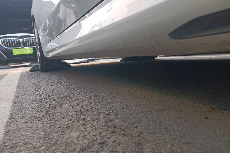 Used BMW i5 2024 eDrive 35L Prestige Luxury Package Right Side Sill