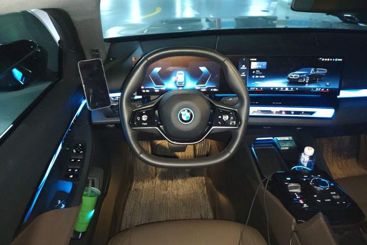 Used BMW i5 2024 eDrive 35L Luxury Package Steering Wheel