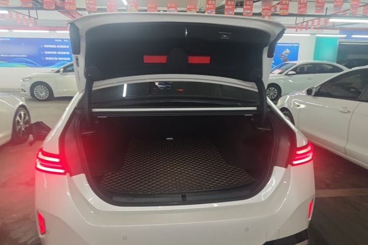 Used BMW i5 2024 eDrive 35L M Sport Package Trunk