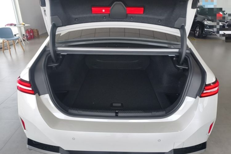 Used BMW i5 2024 eDrive 35L M Sport Package Trunk
