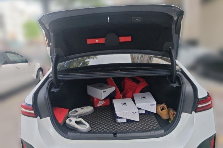 Used BMW i5 2024 eDrive 35L M Sport Package Trunk