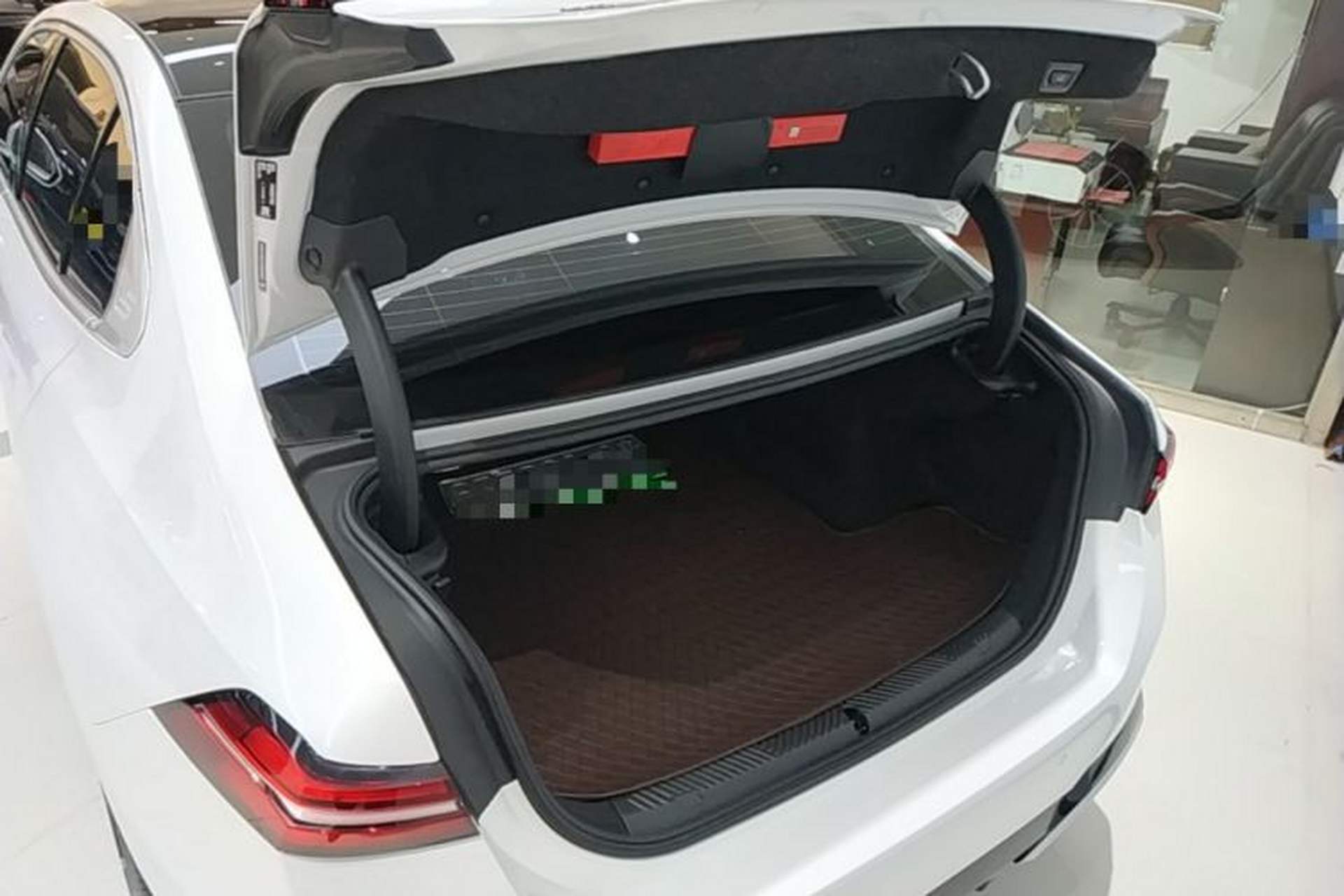 Used BMW i5 2024 eDrive 35L M Sport Package Trunk