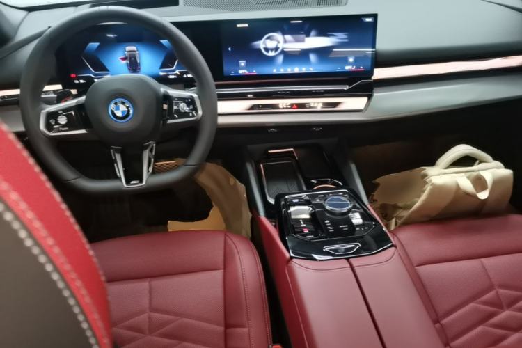 Used BMW i5 2025 eDrive 40L M Sport Package Center Console