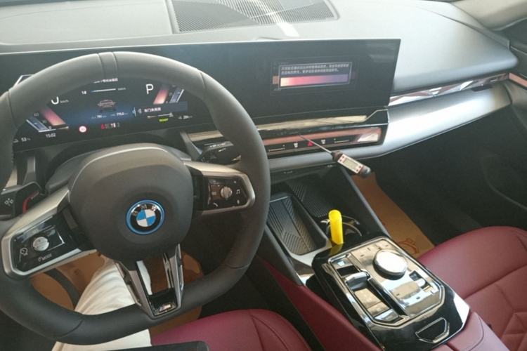 Used BMW i5 2025 eDrive 40L M Sport Package Center Console