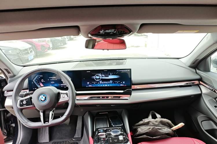 Used BMW i5 2025 eDrive 35L M Sport Package Center Console