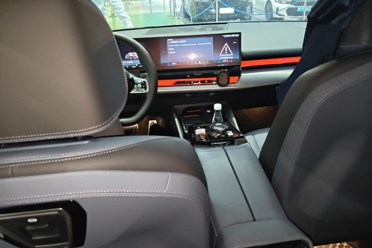 Used BMW i5 2025 eDrive 40L M Sport Package Center Console