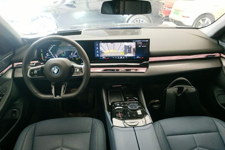 Used BMW i5 2025 eDrive 40L M Sport Package Center Console
