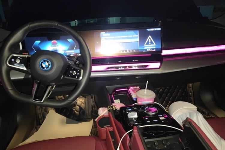Used BMW i5 2025 eDrive 35L M Sport Package Center Console
