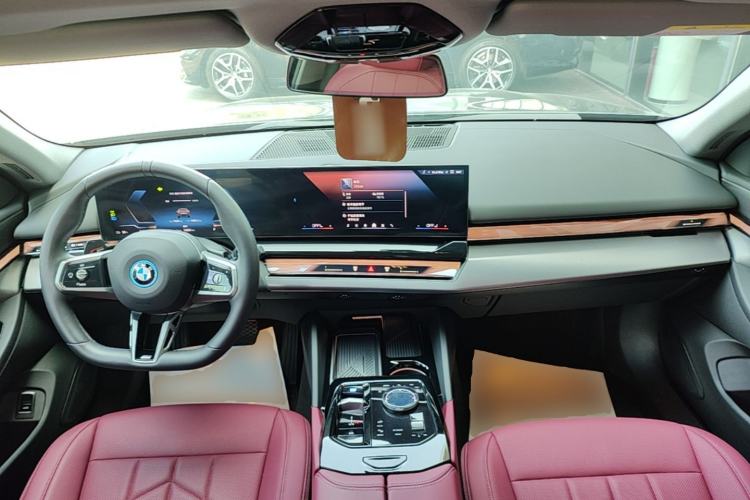 Used BMW i5 2025 eDrive 35L M Sport Package Center Console