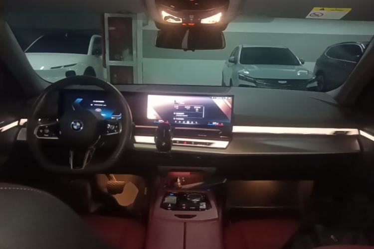 Used BMW i5 2025 eDrive 40L M Sport Package Center Console