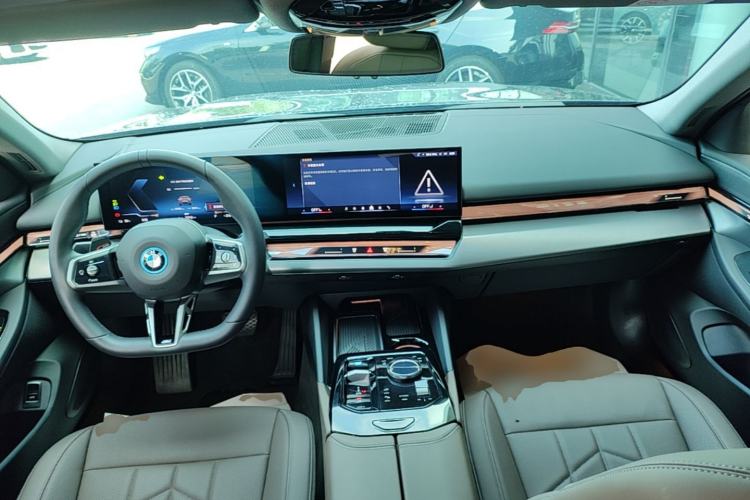 Used BMW i5 2025 eDrive 35L M Sport Package Center Console