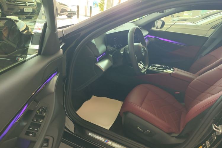 Used BMW i5 2025 eDrive 35L M Sport Package Driver Seat