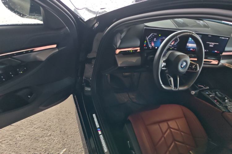 Used BMW i5 2025 eDrive 35L M Sport Package Driver Seat