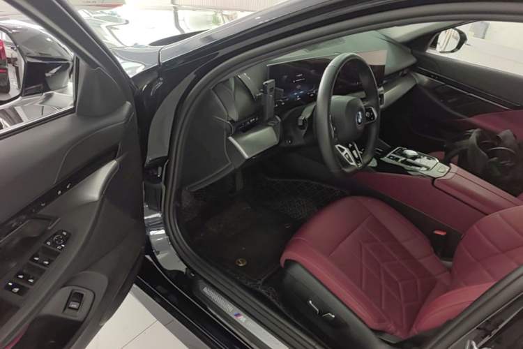 Used BMW i5 2025 eDrive 35L M Sport Package Driver Seat